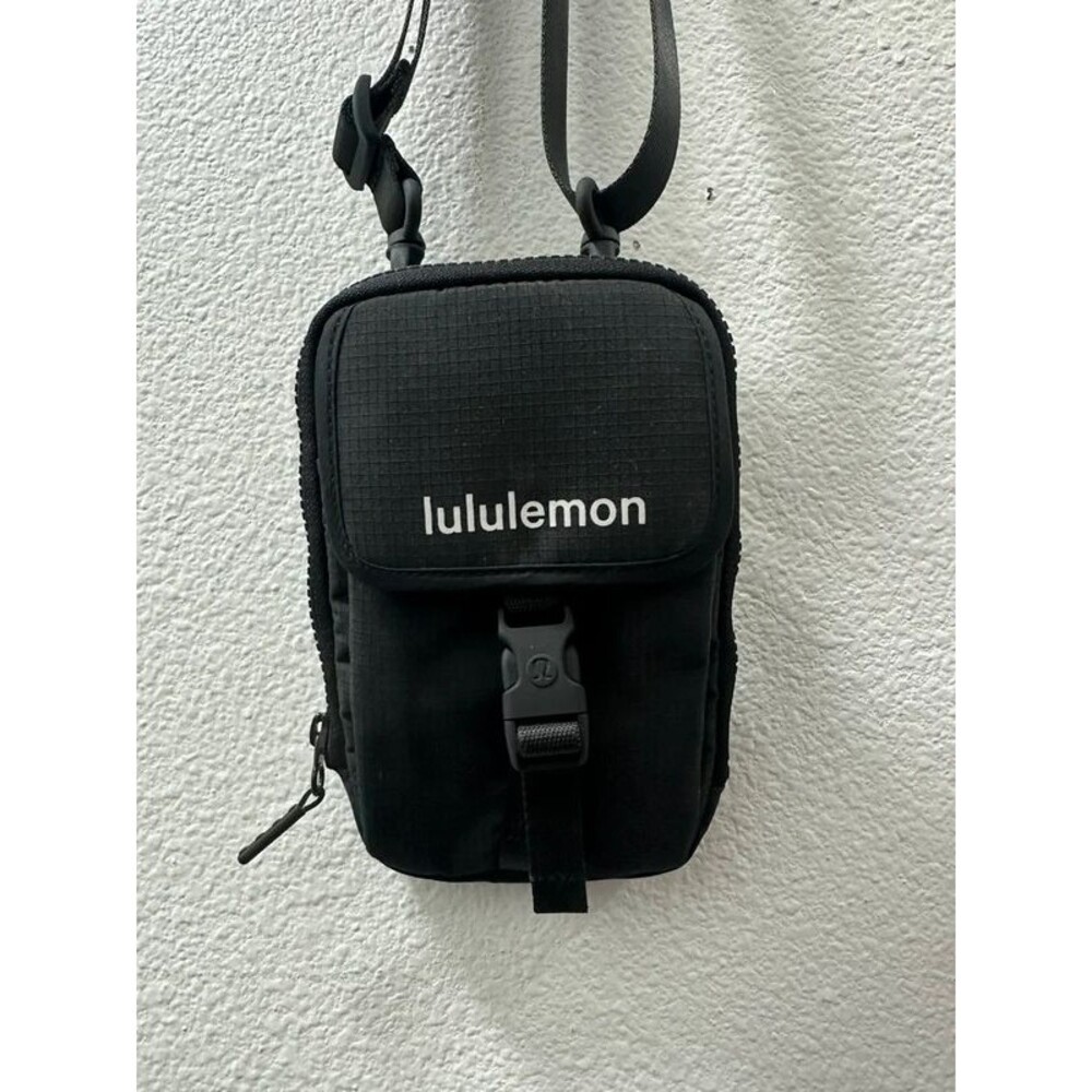 Lululemon cell phone Passport Wallet